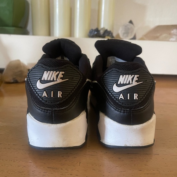 Nike Air Max Black and White Sneakers 7.5 - Picture 6 of 9
